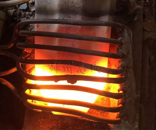 采用中頻淬火機(jī)對斗齒齒尖進(jìn)行淬火熱處理